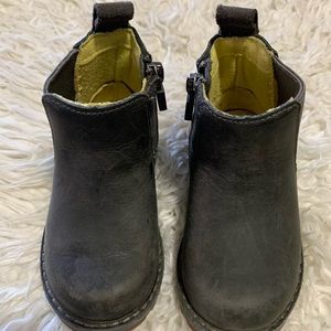 Ugg kids boot size 6